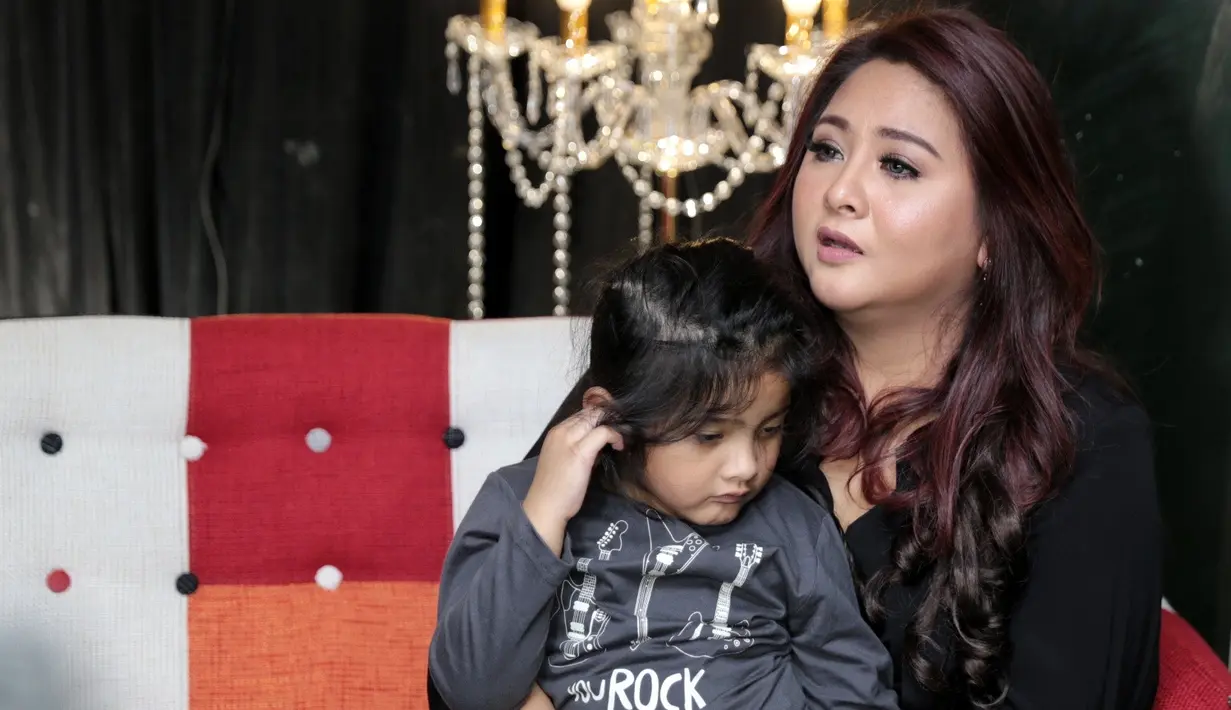 Meski banyak warganet atau netizen mengatakan gendut atau gemuk pada ibu satu anak itu, penyanyi lagu Menanggis Semalam itu hanya santai. Baginya, tidak ada yang salah dengan dirinya. (Adrian Putra/Bintang.com)