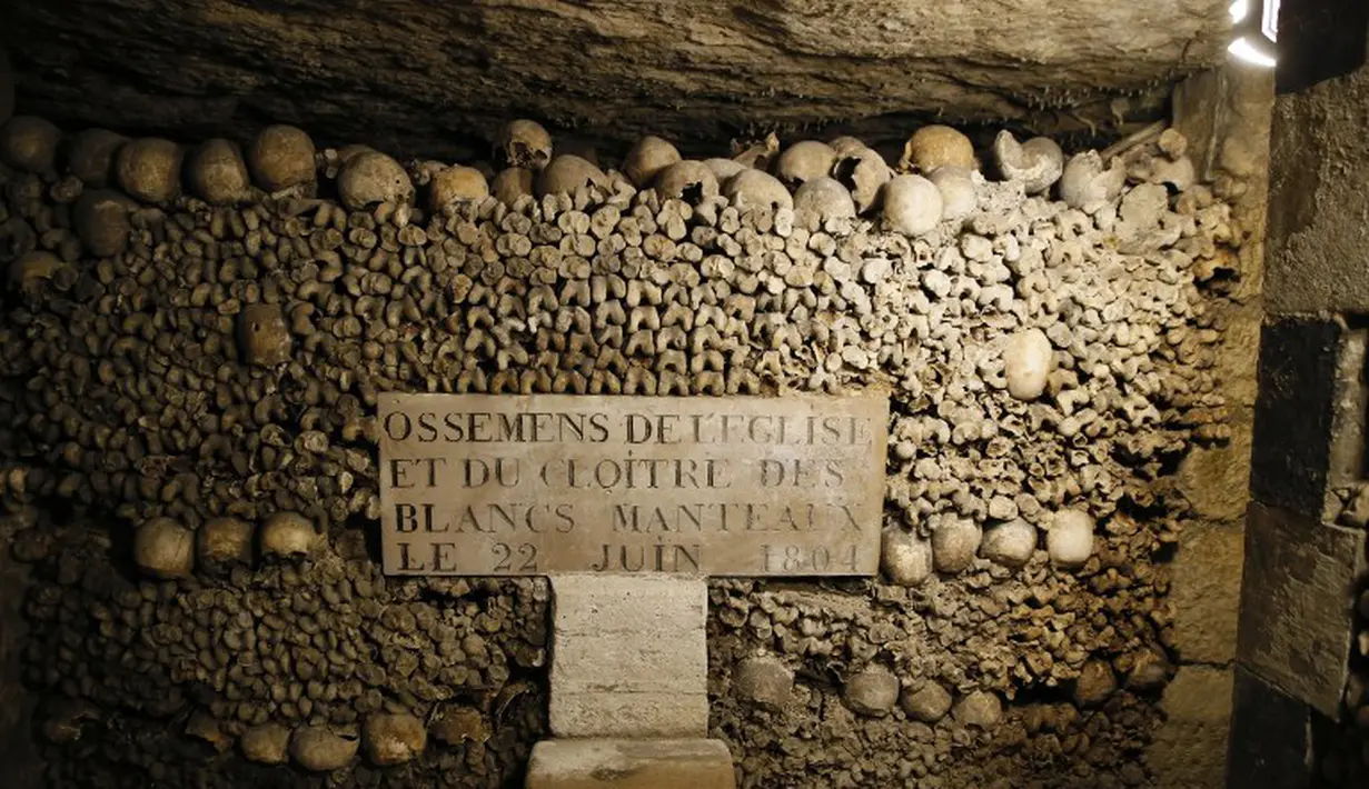 Katakomba Paris (Catacombes de Paris) adalah pemakaman bawah tanah yang berlokasi tepat di bawah kota Paris, Perancis (14/10/2014) (AFP PHOTO / PATRICK KOVARIK)