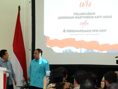Wakil Presiden, Jusuf Kalla (tengah) bersama Menkominfo Rudiantara saat peluncuran Jaringan Wartawan Anti Hoax di Jakarta, Jumat (28/4). Selain meresmikan Jawarah, JK juga menyaksikan pemberian penghargaan HPN 2017. (Liputan6.com/Helmi Fithriansyah)