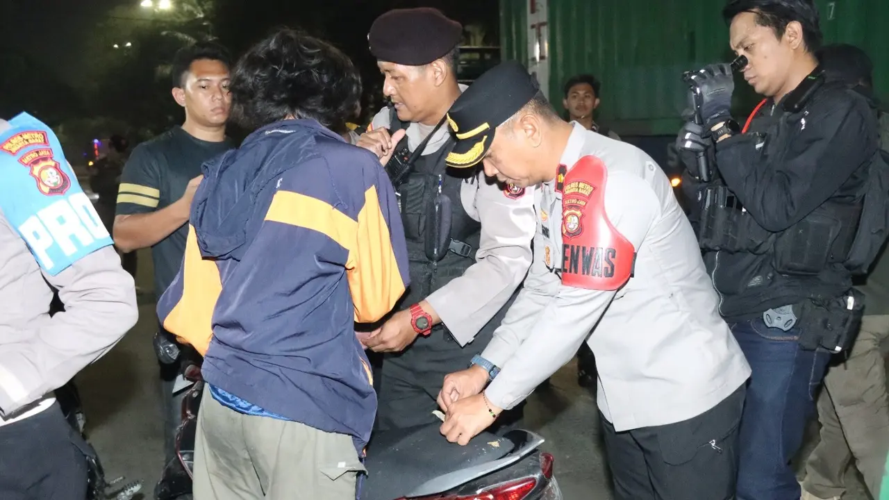 Dua remaja terjaring razia di Jalan Tubagus Angke, depan Pompa Wijaya Kusuma, Tambora, Jakarta Barat, Jumat 19 Juni 2026.