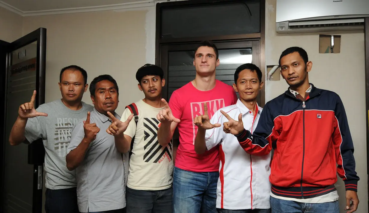 Yevgeni Kabayev (keempat dari kiri) berpose bersama the Jakmania usai penandatanganan kontrak di Jakarta, (9/12/2014). (Liputan6.com/Helmi Fithriansyah)