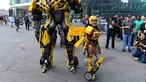 Karakter Bumblebee dalam film Transformers mengikuti New York Comic Con 2017 di Jacob Javits Center (7/10). Acara ini dimeriahkan oleh para cosplayer yang mengenakan aneka kostum. (AFP Photo/Timothy A. Clary)