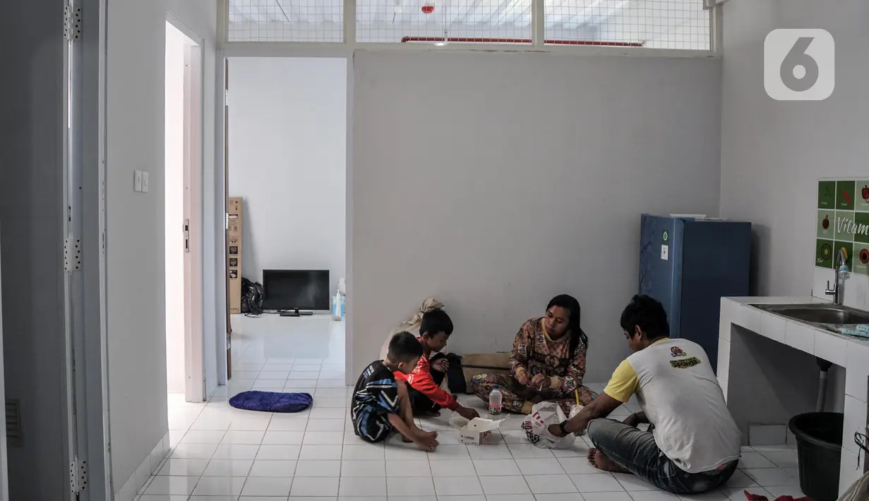 Aktivitas warga di salah satu unit Kampung Susun Kunir, Pinangsia, Tamansari, Jakarta Barat, Minggu (11/9/2022). Kampung susun ini didukung oleh sarana dan prasarana hunian yang lengkap seperti ruang usaha warga yang dikelola koperasi, ruang serbaguna, situs arkeologi, hingga Galeri Kunir sebagai sarana pelestarian budaya. (merdeka.com/Iqbal S. Nugroho)