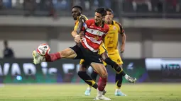 Persija yang bertekad memburu poin penuh dalam laga ini langsung memberikan ancaman sejak menit awal. (Bola.com/Abdul Aziz)