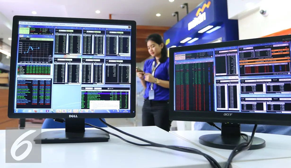 Pekerja melintas di layar sekuritas di Jakarta, Senin (1/8). IHSG mengakhiri perdagangan hari ini ditutup di teritori positif. Seharian, IHSG bergerak di zona hijau dan ditutup melesat hingga nyaris 3%. (Liputan6.com/Angga Yuniar)