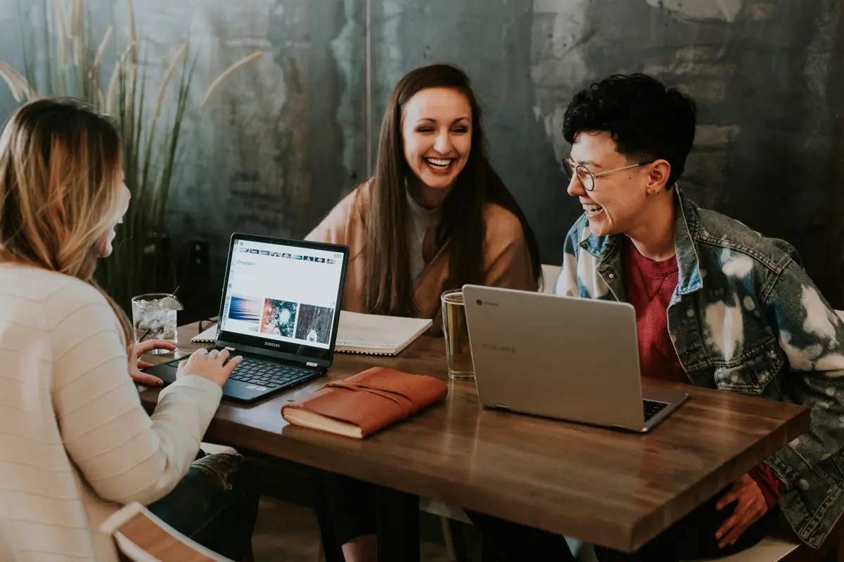Ilustrasi bekerja, bercanda bersama teman di kantor. (Photo by Brooke Cagle on Unsplash)