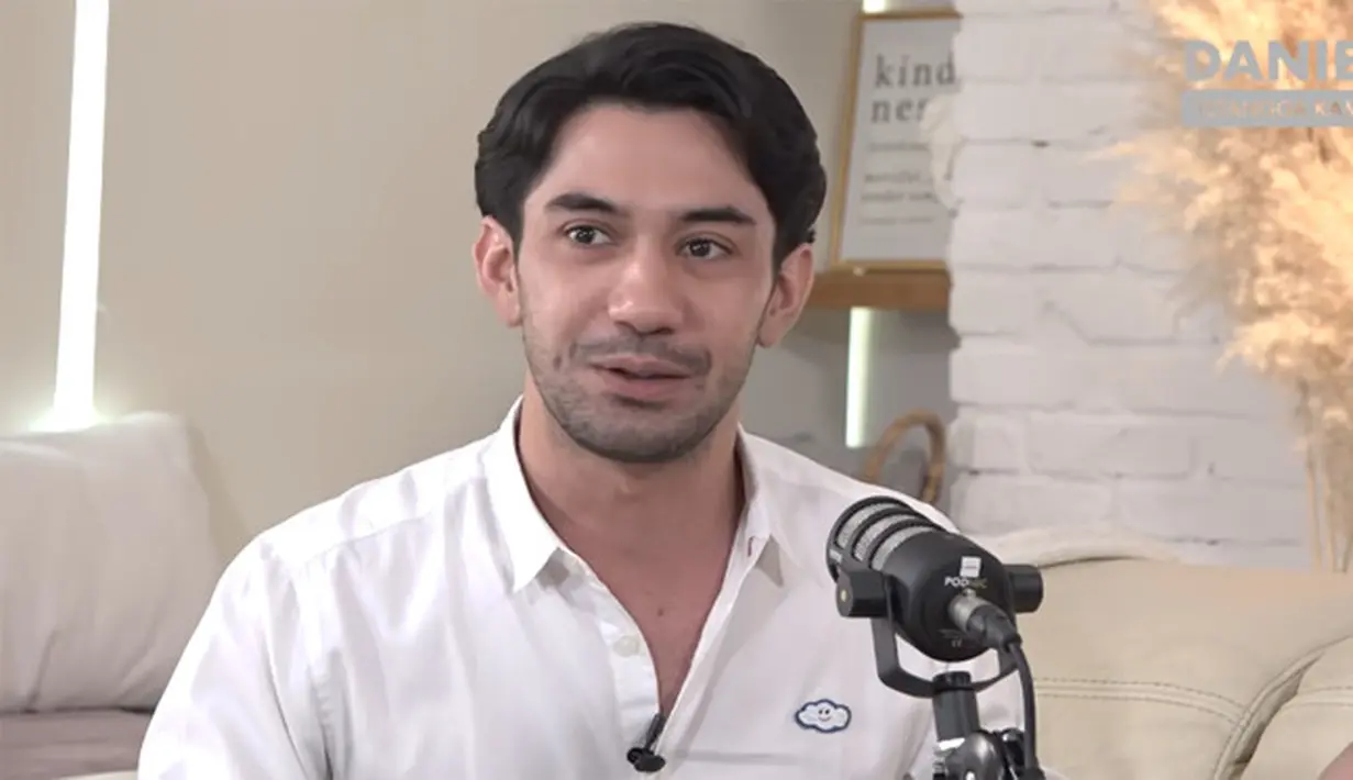 Reza Rahadian (Youtube/Daniel Mananta Network)