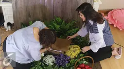 Nindy Ayunda (kanan) dan fotografer menyiapkan properti untuk pemotretan Akifa Dhinara Parasady di rumah kediamannya, Jakarta, Kamis (20/10). Nindy melakukan sesi photoshoot baby born yang memang sedang ramai menjadi tren (Liputan6.com/Herman Zakharia) 