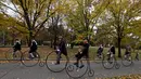 Sejumlah peserta mengendarai sepedanya yang dijalankan tanpa rantai saat menghadiri balapan Penny Farthing tahunan di Praha, Republik Ceko (5/11). Penny farthing adalah sepeda yang roda depannya jauh lebih besar dari roda belakang. (Reuters/David W Cerny)