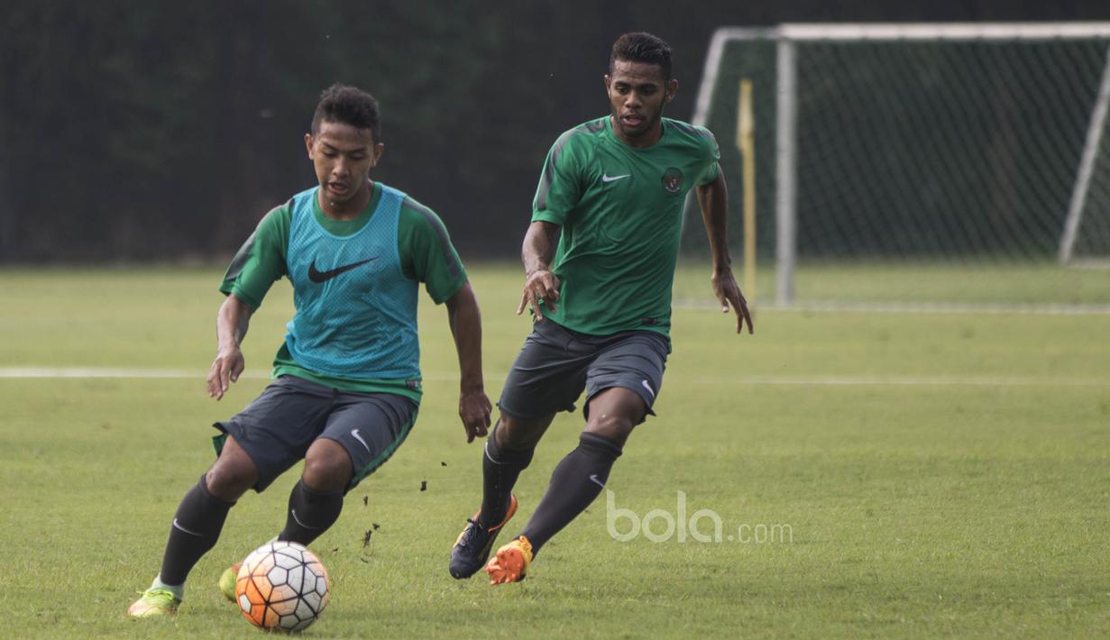 Pemain Timnas Indonesia U-22, Yabes Roni Malaifani, berusaha mengejar rekannya Gian Zola saat latihan di Lapangan SPH Karawaci, Tangerang, Minggu (7/5/2017). (Bola.com/Vitalis Yogi Trisna)