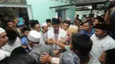 Para santri dan warga tampak berebutan untuk bersalaman dengan capres Joko Widodo. (Liputan6.com/Herman Zakharia)