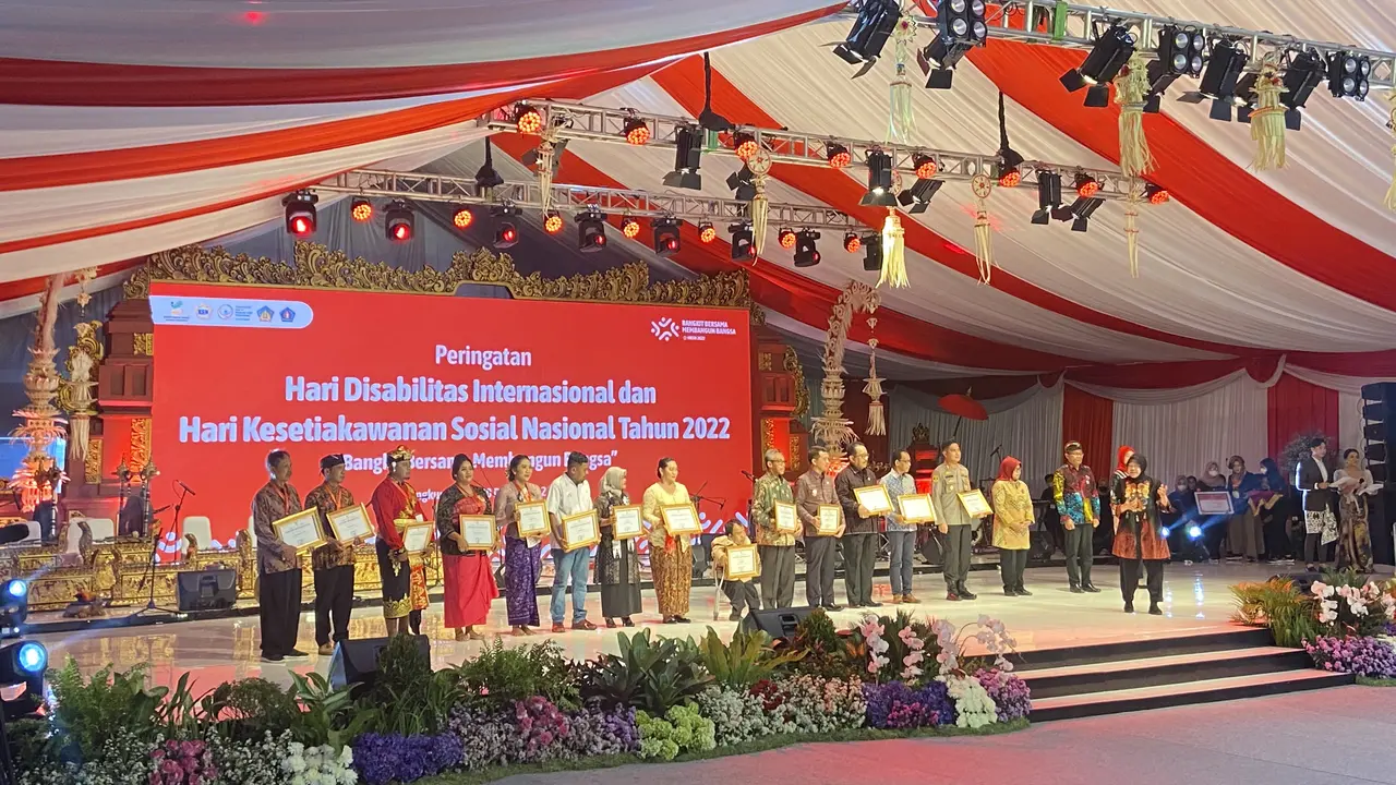 Menteri Sosial (Mensos) Tri Rismaharini dalam Acara Peringatan Hari Disabilitas Internasional dan Hari Kesetiakawanan Sosial Nasional Tahun 2022
