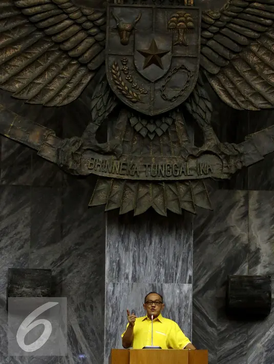 Aburizal Bakrie berpidato saat seminar Fraksi Partai Golkar DPR RI, Jakarta, Jumat (20/11). Seminar yang dihadiri para Elite Golkar dari setiap komisi tersebut juga dihadiri para tenaga ahli namun Setya Novanto tak terlihat. (Liputan6.com/Johan Tallo)