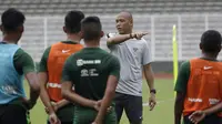 Asisten pelatih Timnas Indonesia U-22, Nova Arianto, memberikan arahan saat latihan di Stadion Madya Senayan, Jakarta, Selasa (22/1). Latihan ini merupakan persiapan jelang Piala AFF U-22. (Bola.com/Yoppy Renato)