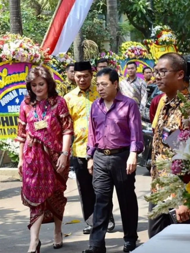 [Bintang] Begini Gaya Heboh Deisti Astriani Tagor, Istri Setya Novanto