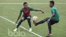 Bek Barito Putera, Hansamu Yama, mengamati gerakan bek Persipura, Osvaldo Haay, saat mengikuti seleksi Timnas Indonesia U-22 di Lapangan SPH Karawaci, Banten, Selasa (7/3/2017). (Bola.com/Vitalis Yogi Trisna)