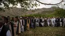 Teman dan kerabat menghadiri pemakaman jenazah kepala fotografer Agence France Presse (AFP) Afghanistan Shah Marai Faizi di Gul Dara, Kabul (30/4). Ledakan tersebut menewaskan 25 orang, di antara korban merupakan para wartawan.(Andrew Quilty / POOL / AFP)