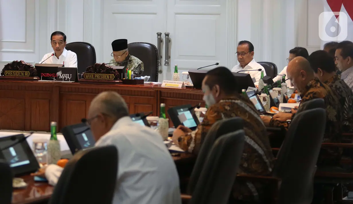 Presiden Joko Widodo didampingi Wakil Presiden Ma'ruf Amin memimpin rapat terbatas di Kantor Presiden, Jakarta, Senin (9/12/2019). Ratas tersebut membahas pelaksanaan program kredit usaha rakyat tahun 2020. (Liputan6.com/Angga Yuniar)