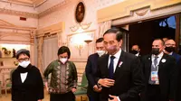 Presiden Jokowi tiba di hotel tempat menginap setelah tiba di Roma, Italia untuk menghadiri KTT G20 dan agenda kenegaraan lainnya, Sabtu (30/10/2021). (Biro Pers Setpres)