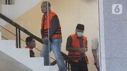Tiga tersangka anggota DPRD Jambi Gusrizal, Elhelwi dan Sufardi Nurzain bersiap menandatangani berkas P21 di gedung KPK, Jakarta, Rabu (20/11/2019). Berkas perkara ketiganya terkait kasus ketok palu RAPBD tahun 2017 dan RAPBD 2018 telah lengkap (P21) dan siap untuk disidangkan. (merdeka.com/Dwi Narw