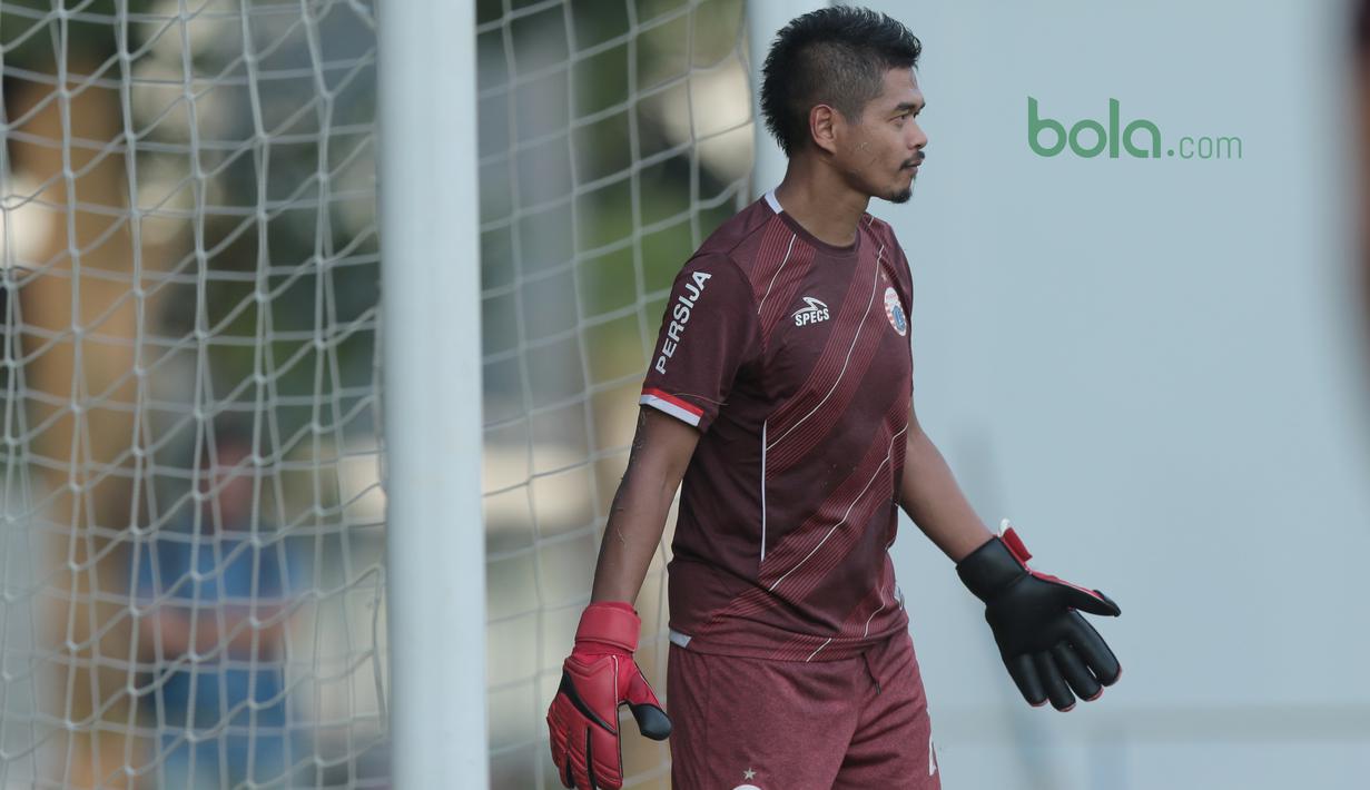 Ekspresi Bambang Pamungkas saat mengawal gawang pada sesi latihan di Lapangan ABC, Senayan, Jakarta (09/04/2018). Persija akan melawan JDT pada PIala AFC 2018. (Bola.com/Nick Hanoatubun)