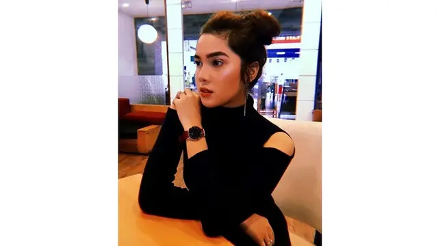 Biasa Tampil Natural, Ini 6 Potret Raya Kitty 'Anak Langit' dengan Makeup Tebal