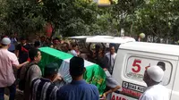 Pemakaman MPI (4) yang tewas terjatuh dari lantai 7 rusunawa di Tambora. (Liputan6.com/Ady Anugrahadi)