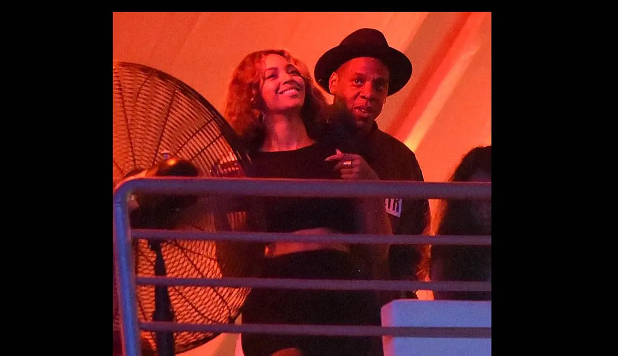 Beyonce terus tersenyum lebar ketika dipeluk sang suami, Jay-Z, Senin (1/9/14). (Dailymail)
