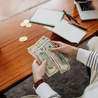 Langkah awal menuju kebebasan finansial adalah memahami kondisi keuangan, mulai dari pemasukan, pengeluaran, utang, hingga kemampuan menabung. (Foto/Dok: Pexels)