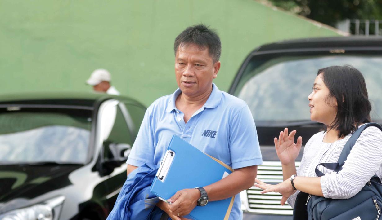 Pelatih Barito Putera Mundari Karya ditemui Bola.com saat bersama timnya melakukan laga uji coba melawan Diklat Ragunan di Stadion Bea & Cukai Rawamangun, Jakarta, Rabu (2/3/2016). (Bola.com/Nicklas Hanoatubun)
