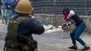 Petugas dan demonstran terlibat bentrok di Srinagar, Kashmir, India, Jumat (3/2). Demonstran memprotes hukuman mati yang diberikan oleh pengadilan Kolkata terhadap seorang pria Kashmir bernama Muzaffar Ahmed. (AP Photo / Dar Yasin)