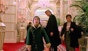 Donald Trump terlihat menjadi figuran di film khas Natal, Home Alone 2. (Source: Film Home Alone 2)
