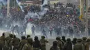 Demonstran saat bentrok dengan polisi anti huru hara di Quito (7/10/2019). Massa demonstran di Ekuador juga menyerbu gedung parlemen dalam lanjutan aksi protes kenaikan harga BBM hingga 100 persen. (AFP Photo/Rodrigo Buendia)