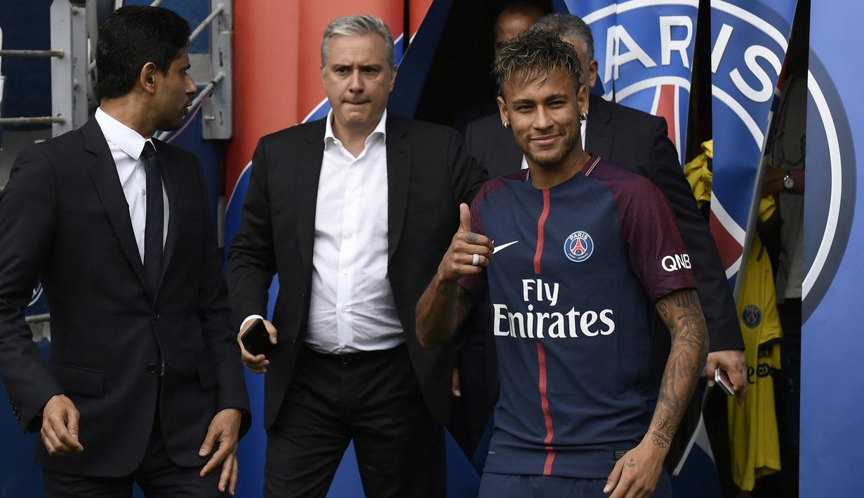 Neymar. Sayap kiri asal Brasil berusia 30 tahun ini masih memegang predikat pemain termahal di muka bumi saat didatangkan PSG dari Barcelona pada awal musim 2017/2018 dengan nilai transfer mencapai 222 juta euro atau setara Rp3,5 triliun. Sementara Barcelona mendatangkannya dari Santos pada awal musim 2013/2014 dengan nilai transfer 88 juta euo. (AFP/Philippe Lopez)