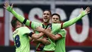 Pemain Crotone, Diego Falcinelli merayakan golnya ke gawang AC Milan pada lanjutan Serie A di San Siro Stadium, Milan, (04/12/2016). Milan menang 2-1.  (AFP/Marco Bertorello)