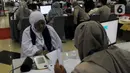 Setibanya di asrama, para jemaah langsung melakukan tes kesehatan baik itu tensi, kadar oksigen dan tes darah. (merdeka.com/Imam Buhori)