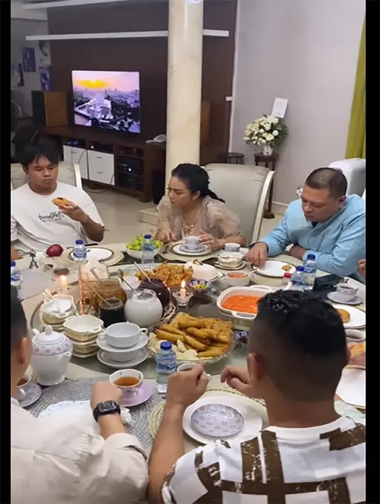 Momen hangat begitu terlihat dalam buka puasa di hari pertama puasa ini. Tampak juga suami Krisdayanti, Raul Lemos yang selama ini lebih banyak di Timor Leste ikut buka bersama. [Instagram/yunishara36]