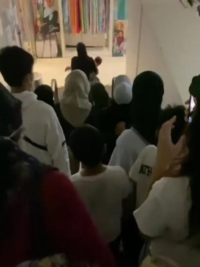 Rame Banget, Pria Ini Ajak 4 Istri dan 13 Anaknya Beli Baju Lebaran di Mal