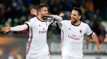 Pemain AC Milan, Fabio Borini dan Giacomo Bonaventura berselebrasi setelah mencetak gol ke gawang Ludogorets Razgrad pada laga leg pertama babak 32 besar Liga Europa di Ludogerts Arena, Jumat (16/2). AC Milan sukses menumbangkan Ludogorets 3-0. (AP Photo)