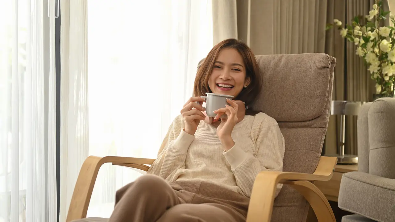 perempuan dan desember duduk santai