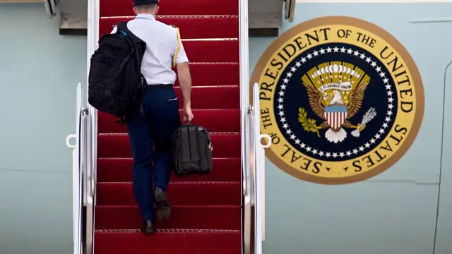 Tas berwarna hitam ini bisa digunakan Donald Trump untuk meluncurkan senjata nuklir