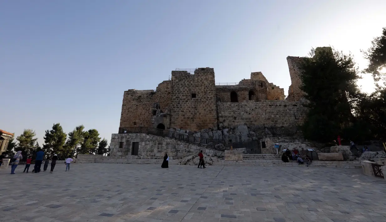 Sejumlah wisatawan mengunjungi Kastil Ajloun yang bersejarah di Ajloun, sekitar 73 km sebelah utara Kota Amman, Yordania, pada 19 Juli 2020. Kastil Ajloun adalah kastil abad ke-12 yang terletak di Yordania barat laut. (Xinhua/Mohammad Abu Ghosh)
