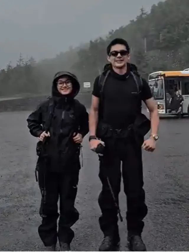 6 Potret Rey Mbayang dan Dinda Hauw Hiking ke Gunung Fuji, Rayakan Anniversary ke-5