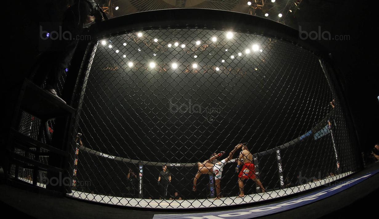 Petarung Kazakhstan, Kairat Akhmetov, saat melawan petarung Filipina, Geje Eustaquio, pada One Champhionship di JCC, Senayan, Sabtu (16/9/2017). Tampil mendominasi, Kairat Akhmetov, menang poin atas Geje Eustaquio  (Bola.com/M Iqbal Ichsan)