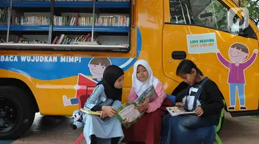 Anak-anak membaca ragam buku cerita dongeng di Taman Menteng, Jakarta Senin (14/8/2023). (merdeka.com/imam buhori)