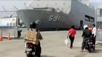 Satu persatu pemudik bersepeda motor memasuki lambung kapal perang KRI Surabaya yang bersandar di Pelabuhan Tanjung Priok.