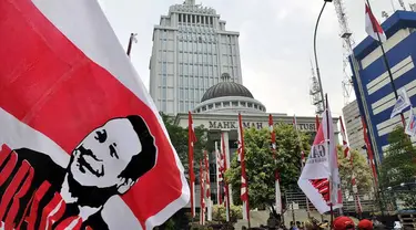 Gedung Mahkamah Konstitusi tampak diramaikan bendera dan atribut buruh karena didatangi ribuan buruh dari berbagai organisasi (Liputan6.com/Miftahul Hayat) 