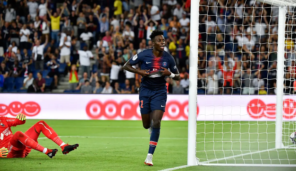 Penyerang PSG, Timothy Weah berselebrasi usai mencetak gol ke gawang Caen pada pertandingan perdana Ligue 1 di Parc des Princes, Paris (12/8). Putra Presiden Liberia ini mencetak gol pertamanya di Ligue 1. (AFP Photo/Gerard Julien)
