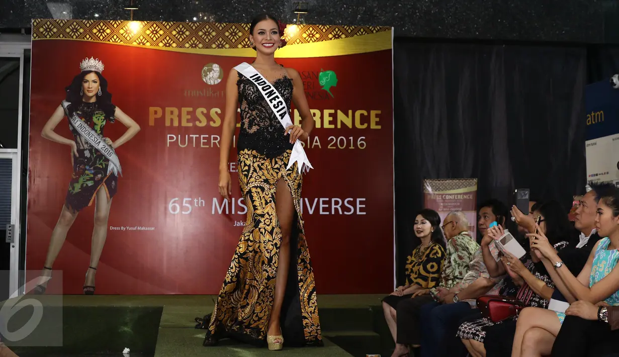 Puteri Indonesia 2016, Kezia Warouw memperkenalkan kostum untuk berlaga di Miss Universe 2016 pada saat jumpa pers jelang keberangkatan Puteri Indonesia ke ajang Miss Universe 2016 di kawasan Pancoran, Jakarta, Senin (9/1). (Liputan6.com/Herman Zakharia)