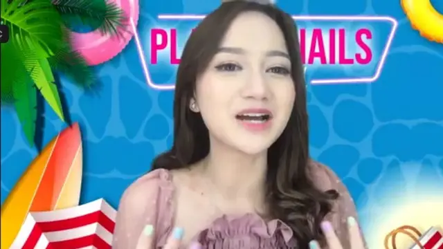Nanda Arsyinta ketika menghadiri konferensi pers virtual #PlayfulNailArt bersama Barry M.